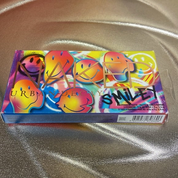 Urban Decay x Smiley Naked Mini Eyeshadow Palette in Chill Happy - Picture 2 of 5
